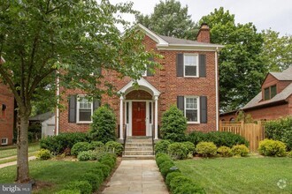 Building Photo - 204 S Ivy St