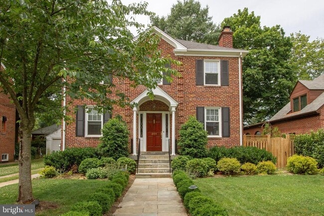 Building Photo - 204 S Ivy St
