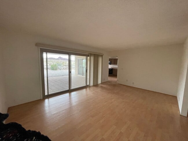 Building Photo - 3 Bed 1.5 Bath Duplex