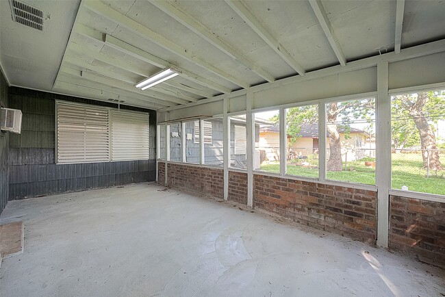 Building Photo - 715 W 9th St