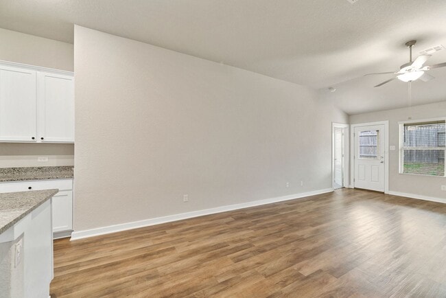 Building Photo - 3 Bedroom/2 Bath Escalera Subdivision