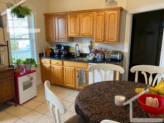 Building Photo - Amazing 3 bed 1 bath in BRIGHTON!!