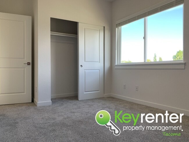 Building Photo - Newly Remodeled Centrally Located Tacoma H...