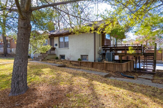 Building Photo - 1120 W Broadway