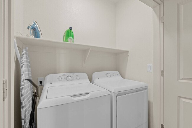 Building Photo - 711 W Broadway Rd