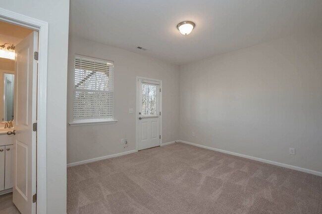 Building Photo - Four Bedroom Townhome!