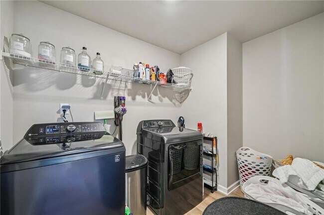 Building Photo - 120 Cabin Way