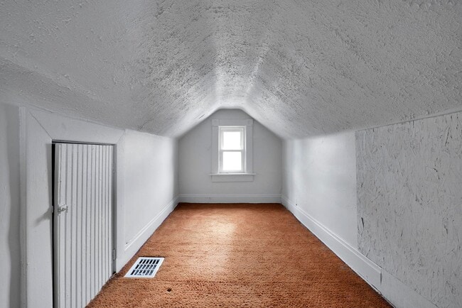 Building Photo - Charming Two-Bedroom, Two-Bath Home in Col...