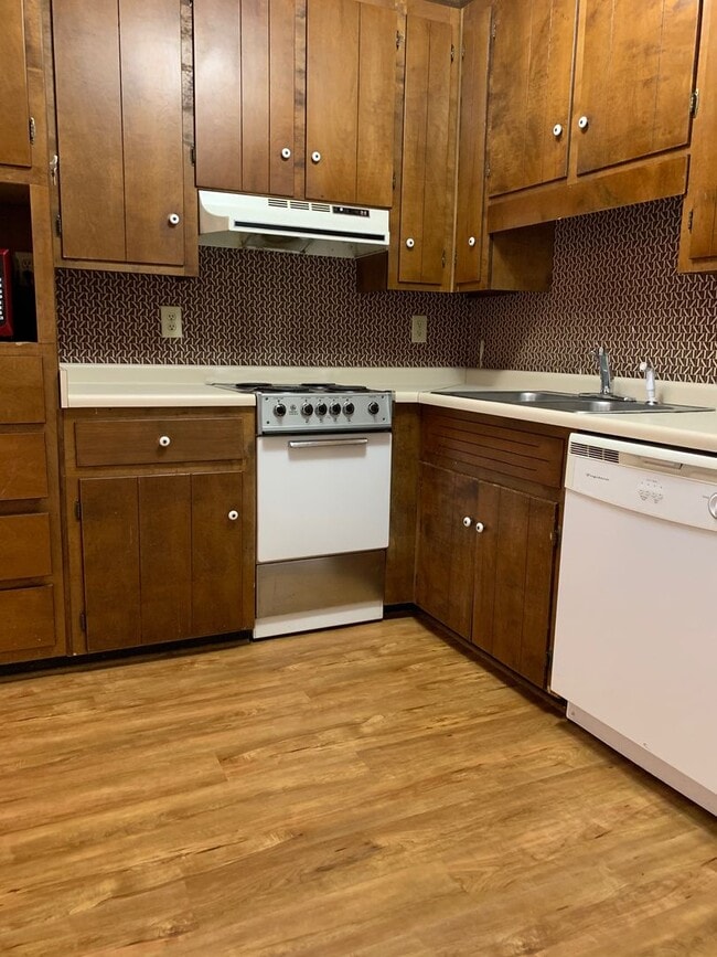 Building Photo - 1 Bedroom condo- Steps away from UGA! Available early August 2026