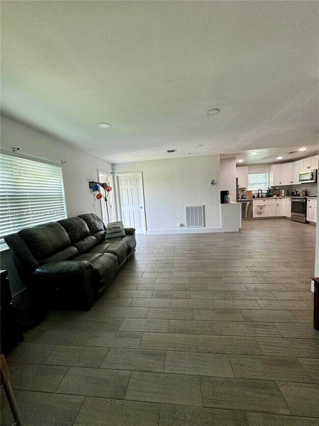 Building Photo - 550 SW 11th Dr