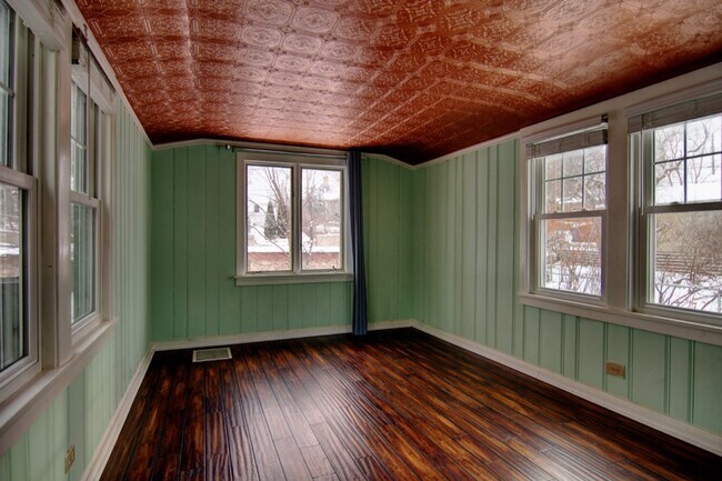 Bonus room, lots of light! - 5427 Xerxes Ave S