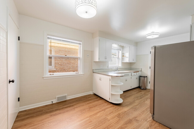 Building Photo - 5231 N Melvina Ave