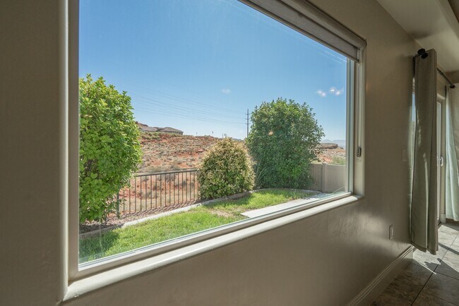 Building Photo - Pet Friendly-Beautiful 3 bed 2 bath home w...