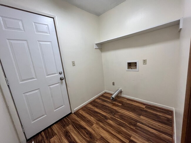 Building Photo - 11 Glenda Dr