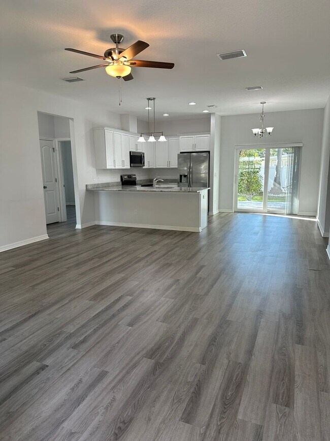 Building Photo - Newer Single Family Home 3-2-2 Seminole