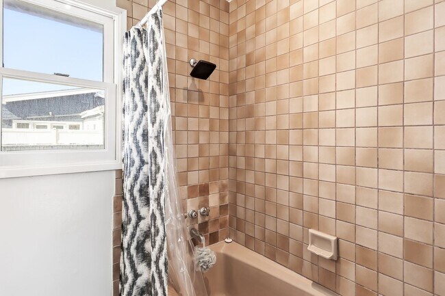 Building Photo - Furnished Balboa Peninsula Point Cottage Home | Available November 1st – April 30th