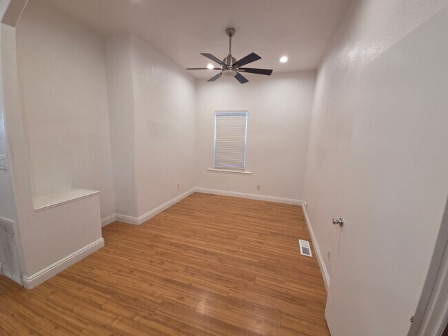 Building Photo - Beautiful 2 bedroom home with large detatched garage