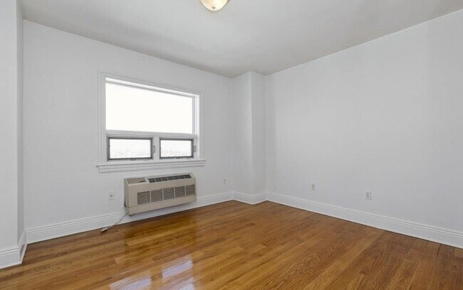 Building Photo - 809-815 22nd St