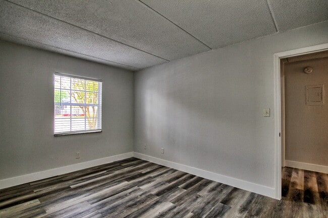 Building Photo - 2/2, 1st floor, fully renovated, Winter Park unit for rent!