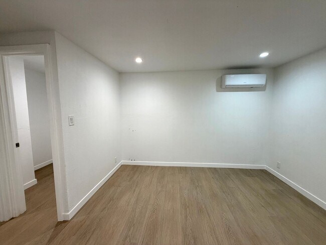 Building Photo - Charming 2 bed 2 bath home in Simi Valley!