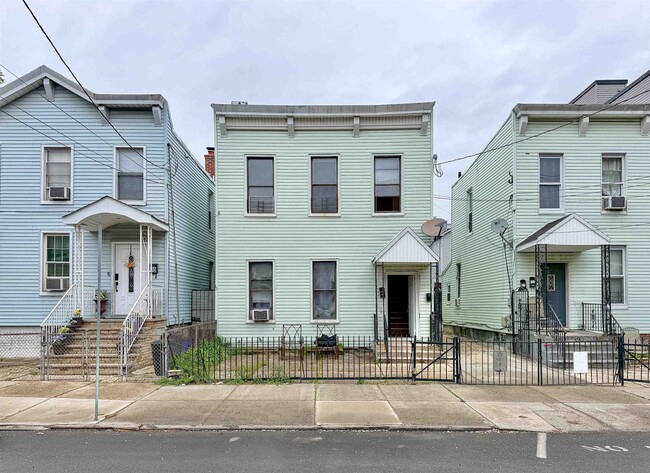 Building Photo - 94 Ferry St