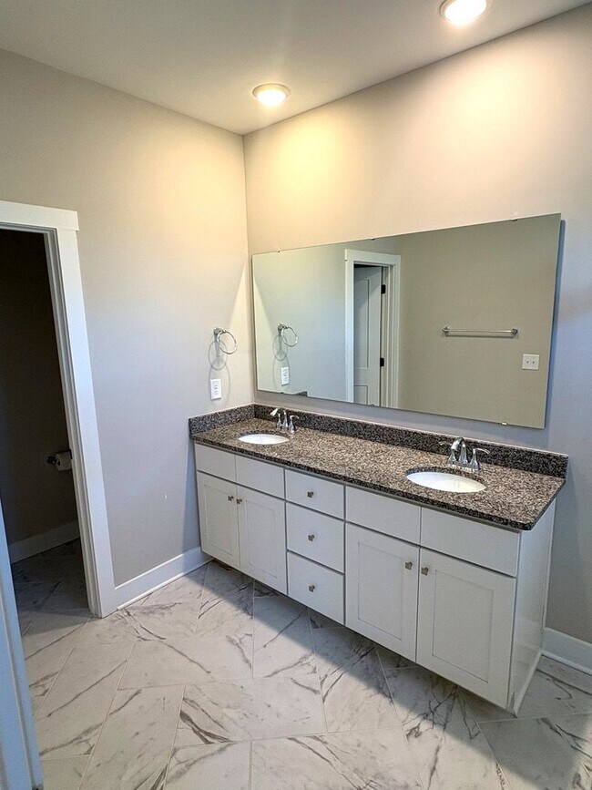 Building Photo - End-Unit Townhome w/3BR + 2-Car Garage + Balcony