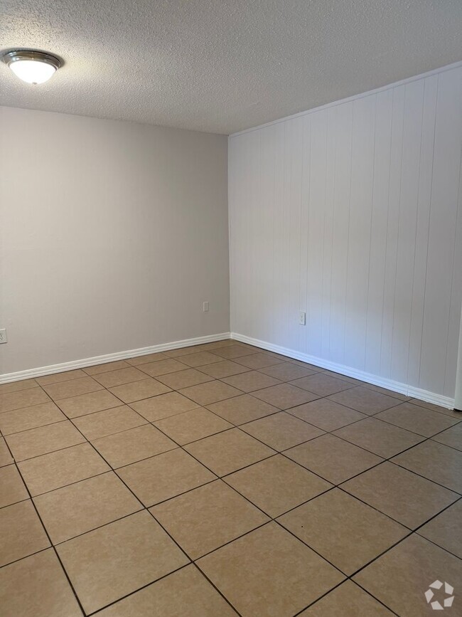 Building Photo - Location, location, location! 876 SF Unit-...