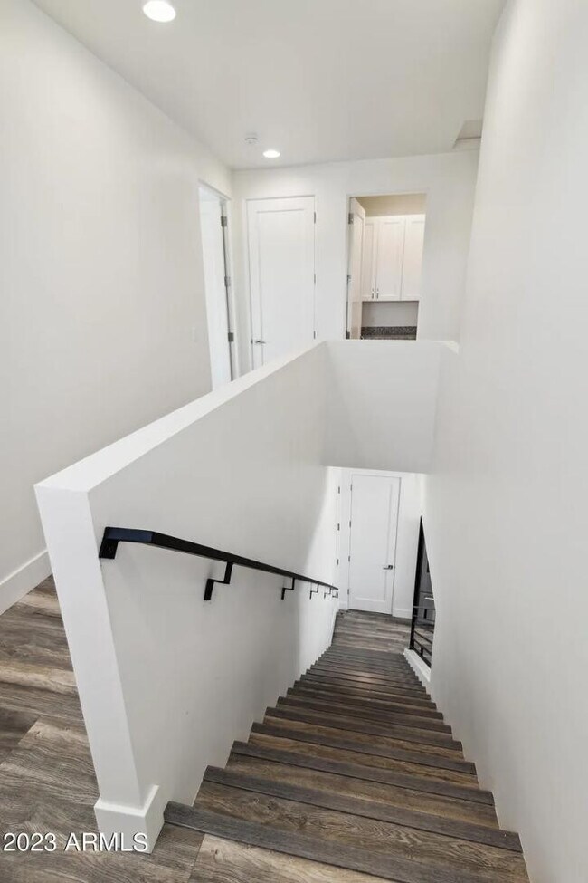 Building Photo - 902 W Hazelwood St