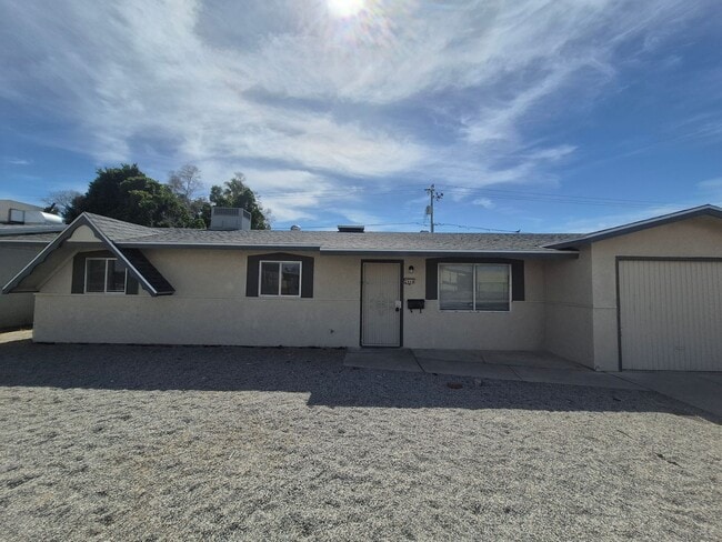 Building Photo - Large 4 Bed 2 Bath House