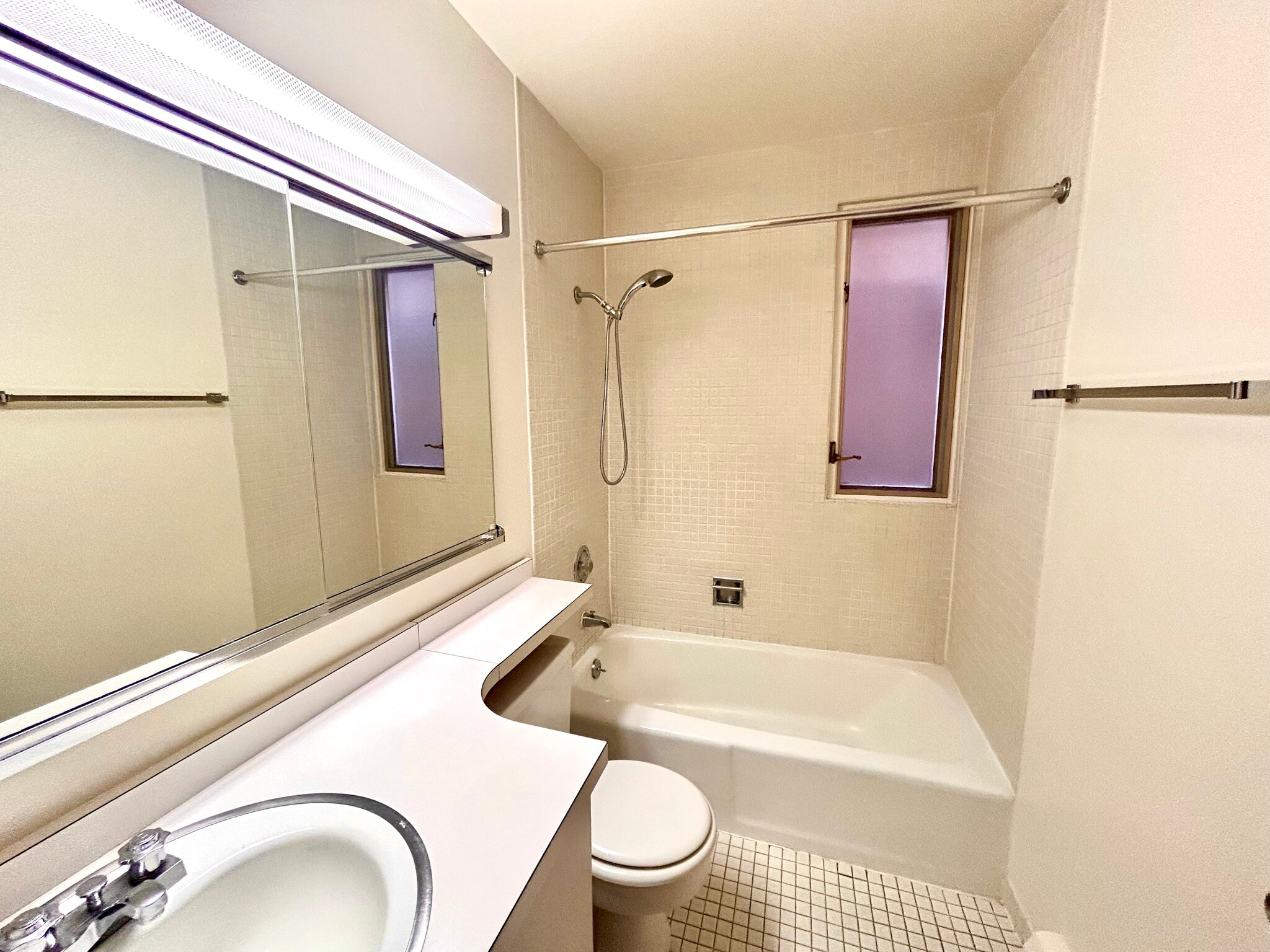 Bathroom - 5435 N Artesian Ave