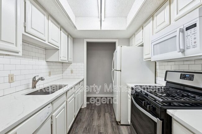 Building Photo - 1156 Mountain View St