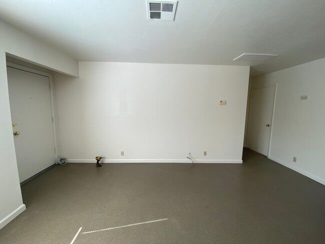 Building Photo - Renovated 2 Bedroom at La Tierra Gardens