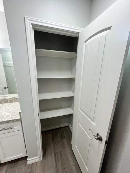 Building Photo - 1810 Atrium Pl Dr