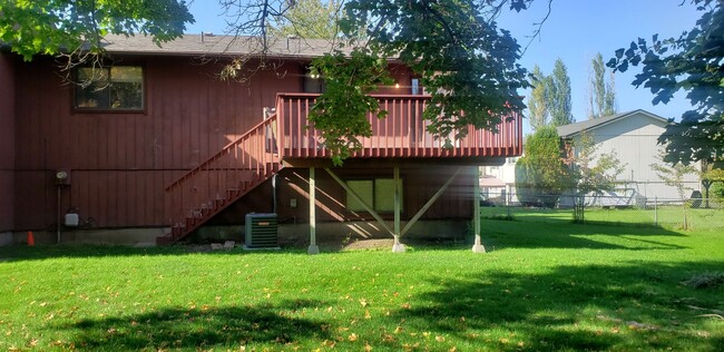 Building Photo - 3 bedroom, 2 bath plus family room duplex-...