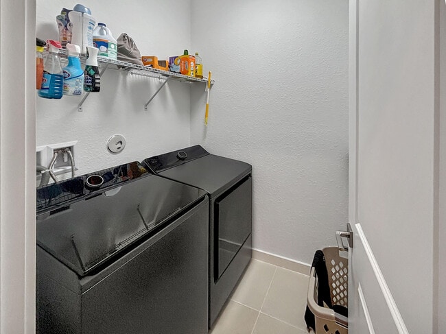 Building Photo - 5989 SE Sky Blue Cir