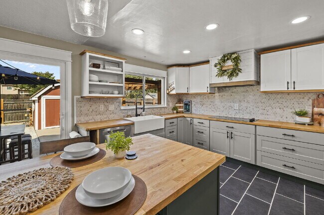 Building Photo - Modern Comfort Meets Charm – Beautifully U...
