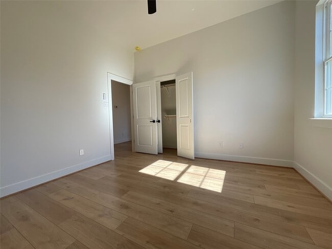 Building Photo - 719 Red Oak Ave