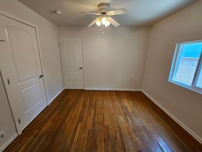 Building Photo - New Listing: Cozy 3-Bedroom, 3-Bathroom Ho...