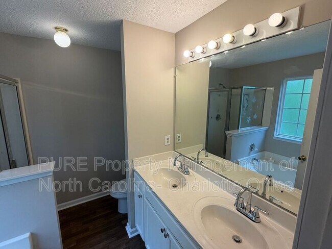 Building Photo - 3385 Hunting Wood Ct