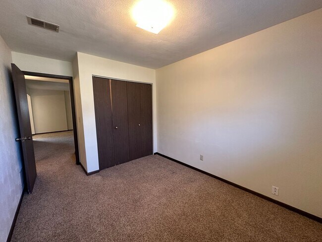 Building Photo - 2 Bedroom/1 Bath Apartment For Rent