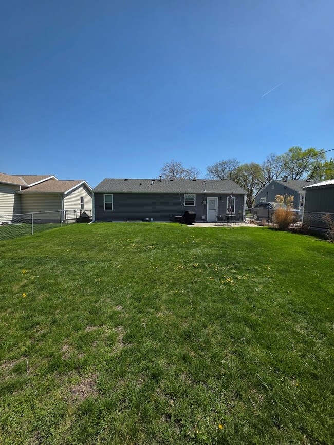 Building Photo - 2 bed • 1 bath • Garage • Shed • W/D included