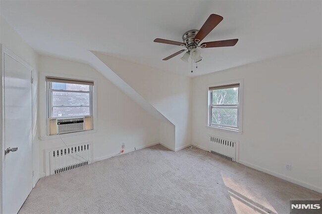 Building Photo - 440 Hillcrest Pl