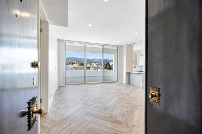 Interior Photo - 409 Palm