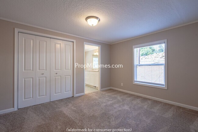 Building Photo - Updated Three Bedroom Home in Milwaukie - Large Fenced Yard! DEPOSIT SPECIAL