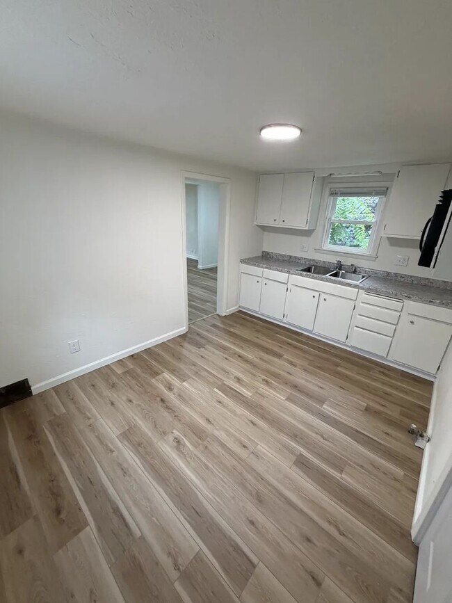 Building Photo - 3-Bedroom 1-Bathroom Single Family Home