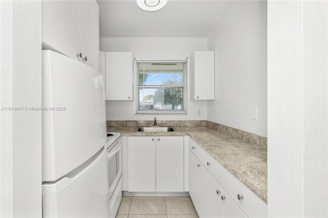 Building Photo - 856 SW 10th St