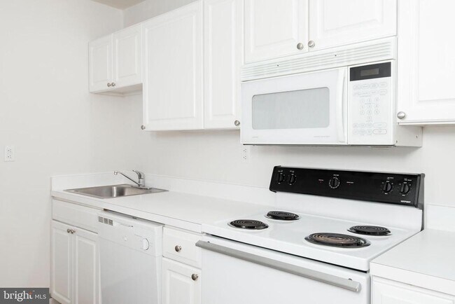 Building Photo - 220 S 16th St