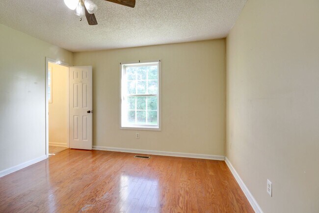 Building Photo - Close to Post!