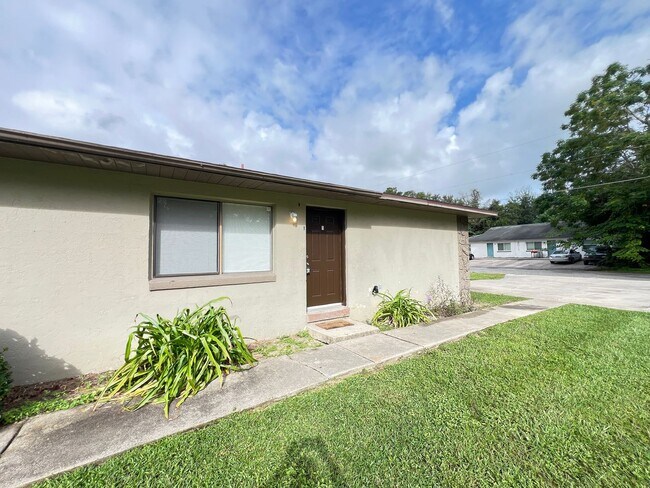 Building Photo - Beautifully Renovated 2 Bedroom, 1 Bathroom Home in Prime Ocala Location! Lawn Care Included!