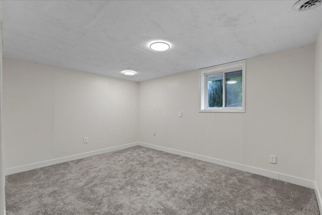 Building Photo - 4 bed/2bath in Bettendorf, IA